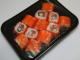 Упаковка суши роллов на ручном запайщике лотков