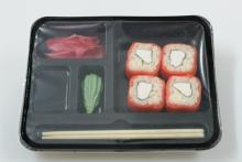 Упаковка готовых суши в лотки Запайщики лотков трейсилеры